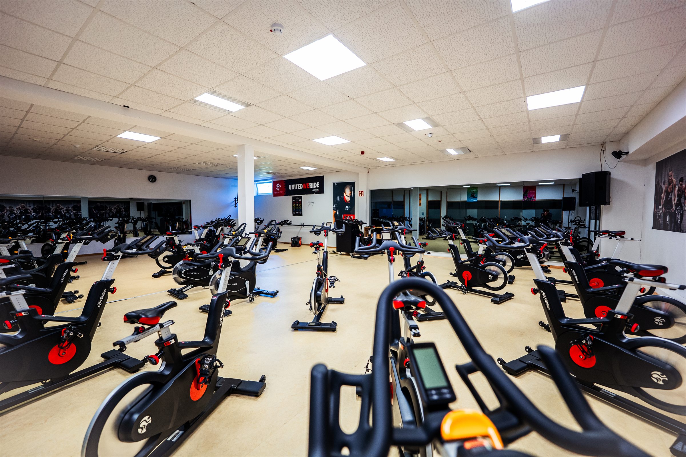 Kursraum mit Indoor-Cycling-Bikes im gym80 Bassum